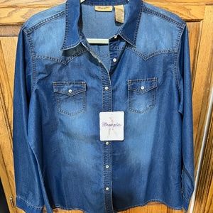 Wrangler Women's Denim Shirt, Size XL with Snap Buttons. Brand new with tags!